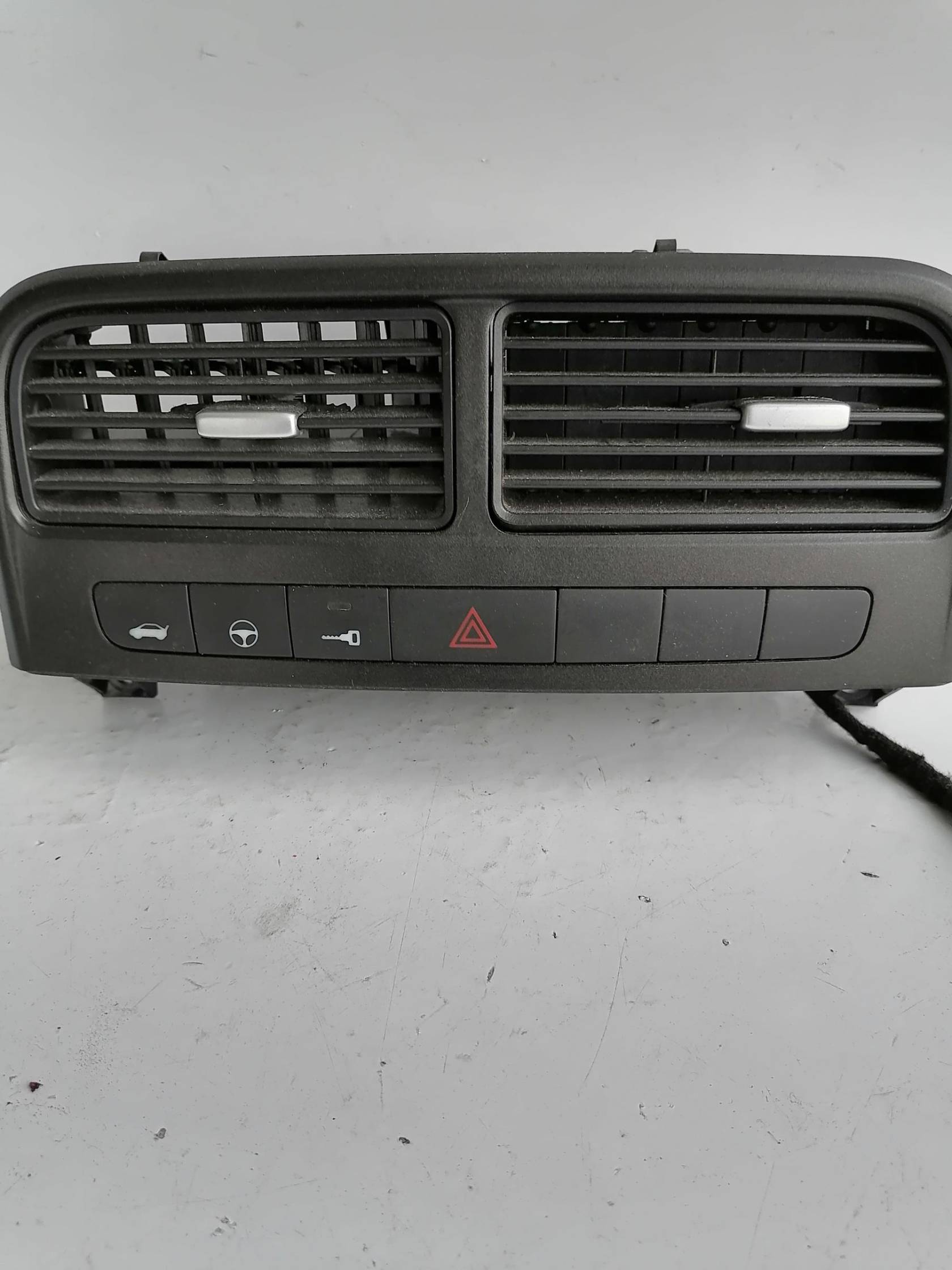 Bocchetta aria lat. cruscotto sx.